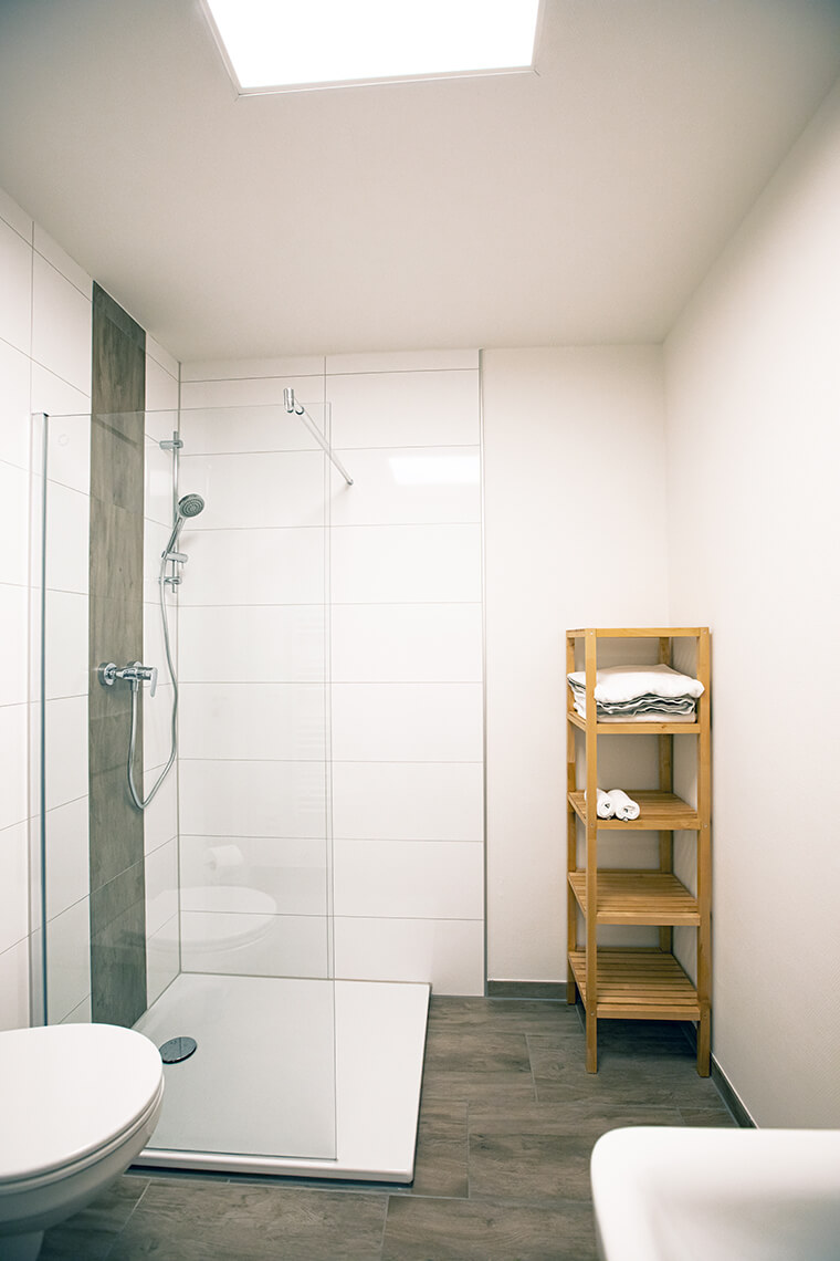 Badezimmer mit Dusche in der Praxis Hüser