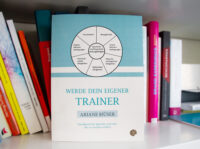Darstellung des Buches "Werde dein eigener Trainer", geschrieben von Ariane Hüser